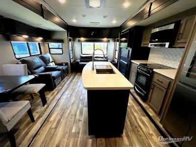 2022 Highland Ridge Mesa Ridge XLT — interior view