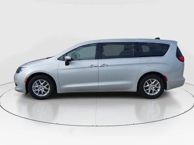 2023 Chrysler Voyager - Photo 4
