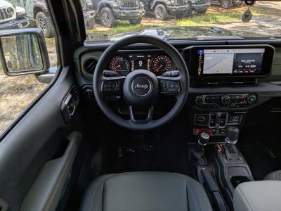 2026 Jeep Gladiator — photo 15 view
