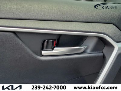 2021 Toyota RAV4 — photo 18 view