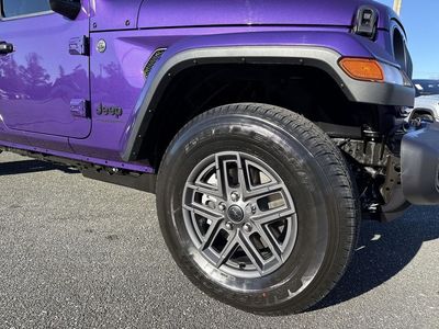 2026 Jeep Gladiator — photo 9 view