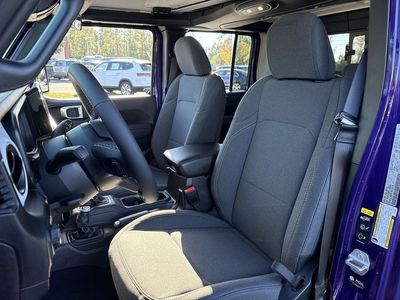 2026 Jeep Gladiator — photo 10 view