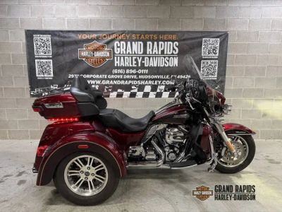 2014 Harley-Davidson® FLHTCUTG - Tri Glide® Ultra — front three-quarter view