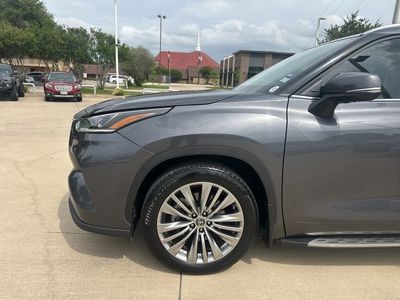 2022 Toyota Highlander - Photo 2