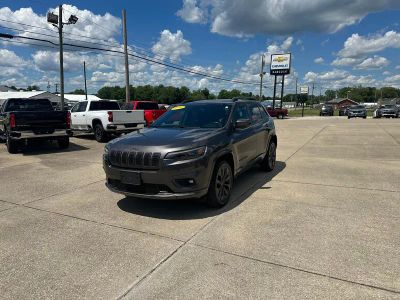 2019 Jeep Cherokee — rear three-quarter view