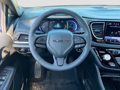 2024 Chrysler Pacifica Hybrid — photo 23 view