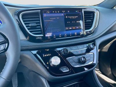 2024 Chrysler Pacifica Hybrid — photo 15 view