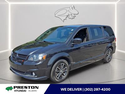 2018 Dodge Grand Caravan SE Plus in Black Onyx Crystal Pearlcoat — front three-quarter view