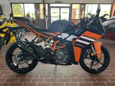 2024 KTM RC 390 — front three-quarter view
