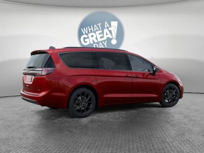 2026 Chrysler Pacifica — detail view