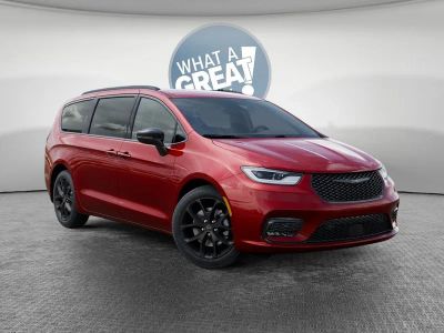 2026 Chrysler Pacifica Select in Red Hot Pearl-Coat Exterior Paint — front three-quarter view