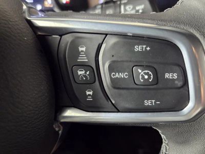2025 Jeep Wrangler — photo 18 view