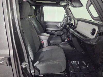 2025 Jeep Wrangler — photo 32 view