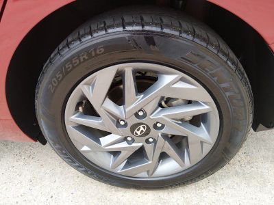 2024 Hyundai Elantra — photo 10 view