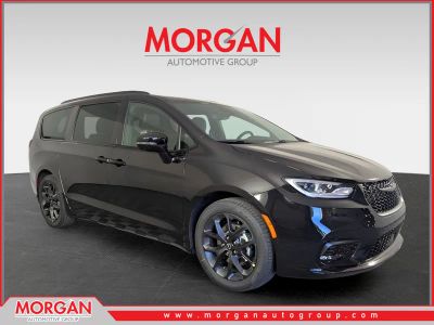 2026 Chrysler Pacifica Select in Black — front three-quarter view