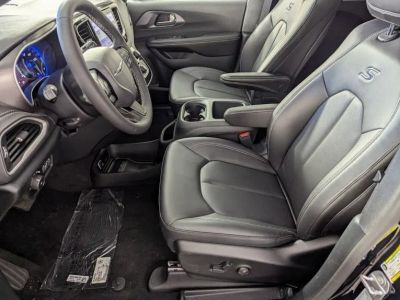 2026 Chrysler Pacifica — photo 10 view