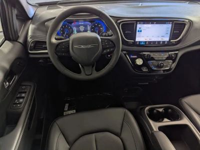 2026 Chrysler Pacifica — photo 13 view