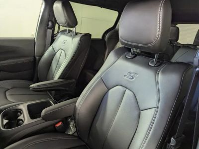 2026 Chrysler Pacifica — photo 12 view