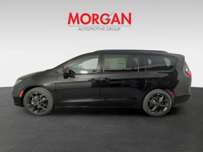 2026 Chrysler Pacifica — photo 8 view