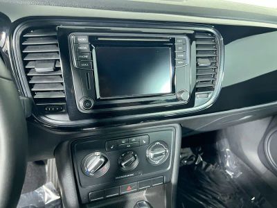 2018 Volkswagen Beetle — photo 25 view