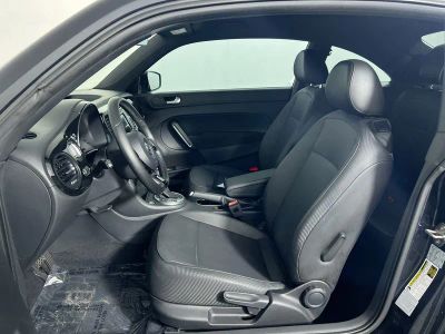 2018 Volkswagen Beetle — photo 12 view
