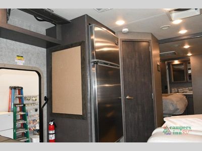 2021 Thor Motor Coach Omni — photo 16 view