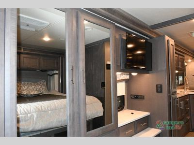 2021 Thor Motor Coach Omni — photo 35 view