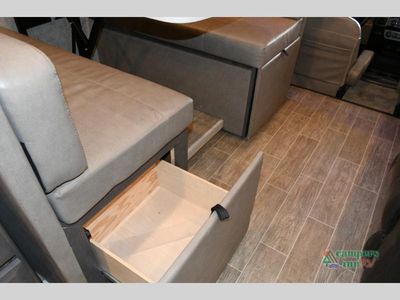 2021 Thor Motor Coach Omni — photo 15 view