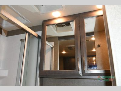2021 Thor Motor Coach Omni — photo 28 view