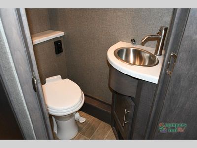 2021 Thor Motor Coach Omni — photo 39 view