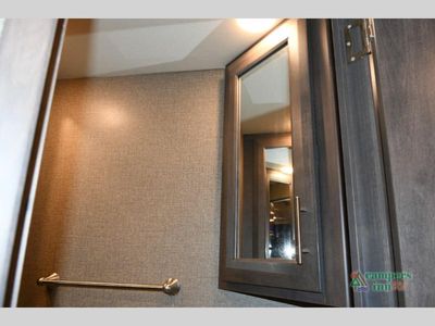 2021 Thor Motor Coach Omni — photo 41 view