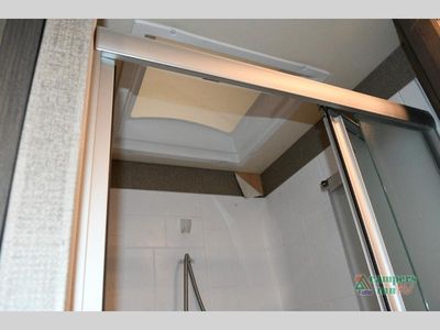 2021 Thor Motor Coach Omni — photo 29 view