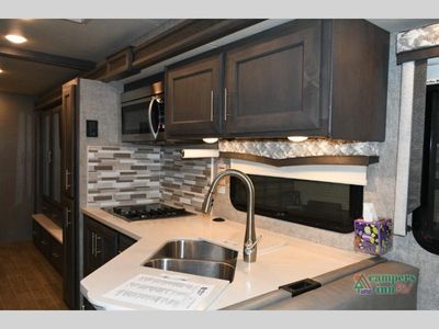 2021 Thor Motor Coach Omni — photo 17 view