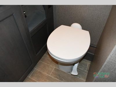 2021 Thor Motor Coach Omni — photo 32 view
