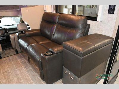 2021 Thor Motor Coach Omni — photo 12 view