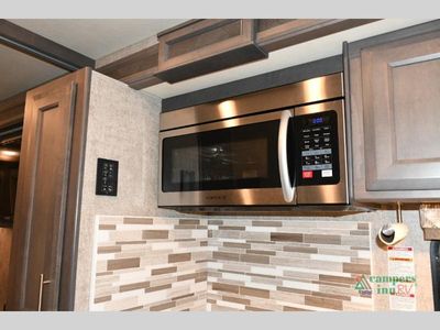 2021 Thor Motor Coach Omni — photo 21 view