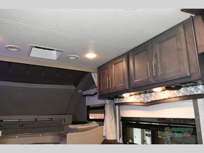 2021 Thor Motor Coach Omni — photo 11 view