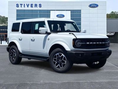 2026 Ford Bronco Outer Banks in Oxford White — front three-quarter view