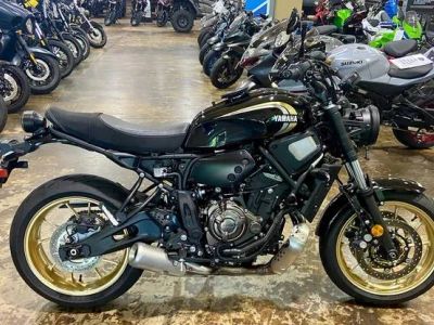 2024 Yamaha XSR700 — front three-quarter view