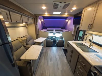 2027 Thor Motor Coach OMNI TRAIL — interior view