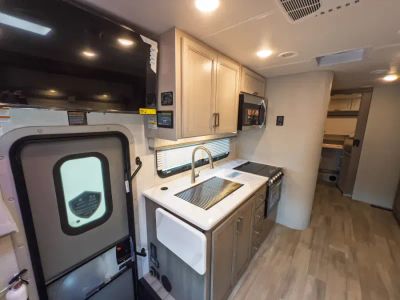 2027 Thor Motor Coach OMNI TRAIL — photo 9 view