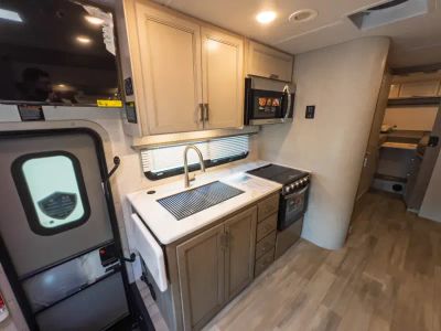 2027 Thor Motor Coach OMNI TRAIL — photo 10 view