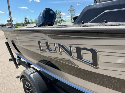 2026 Lund 1775 IMPACT XS — engine compartment view