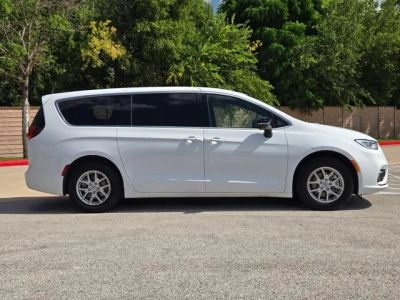 2025 Chrysler Pacifica — side profile view
