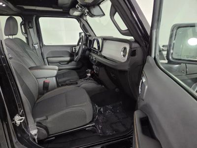 2025 Jeep Wrangler — photo 31 view
