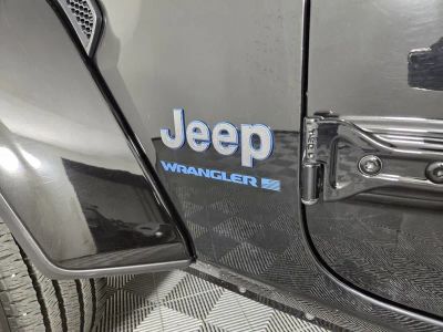 2025 Jeep Wrangler — photo 12 view
