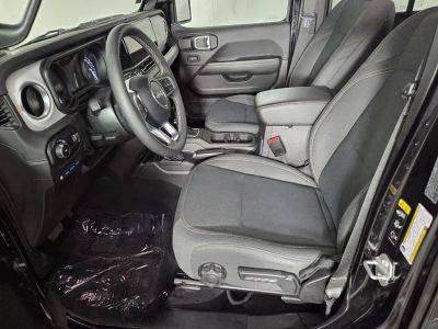 2025 Jeep Wrangler — photo 13 view