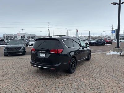 2017 Chrysler Pacifica — detail view
