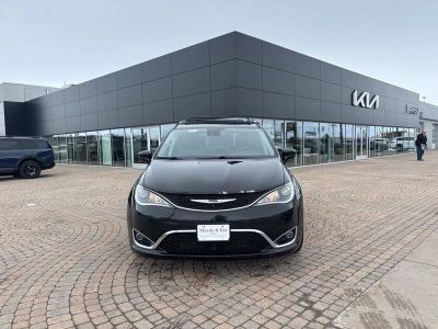 2017 Chrysler Pacifica — side profile view