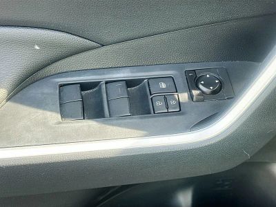 2019 Toyota RAV4 — photo 13 view